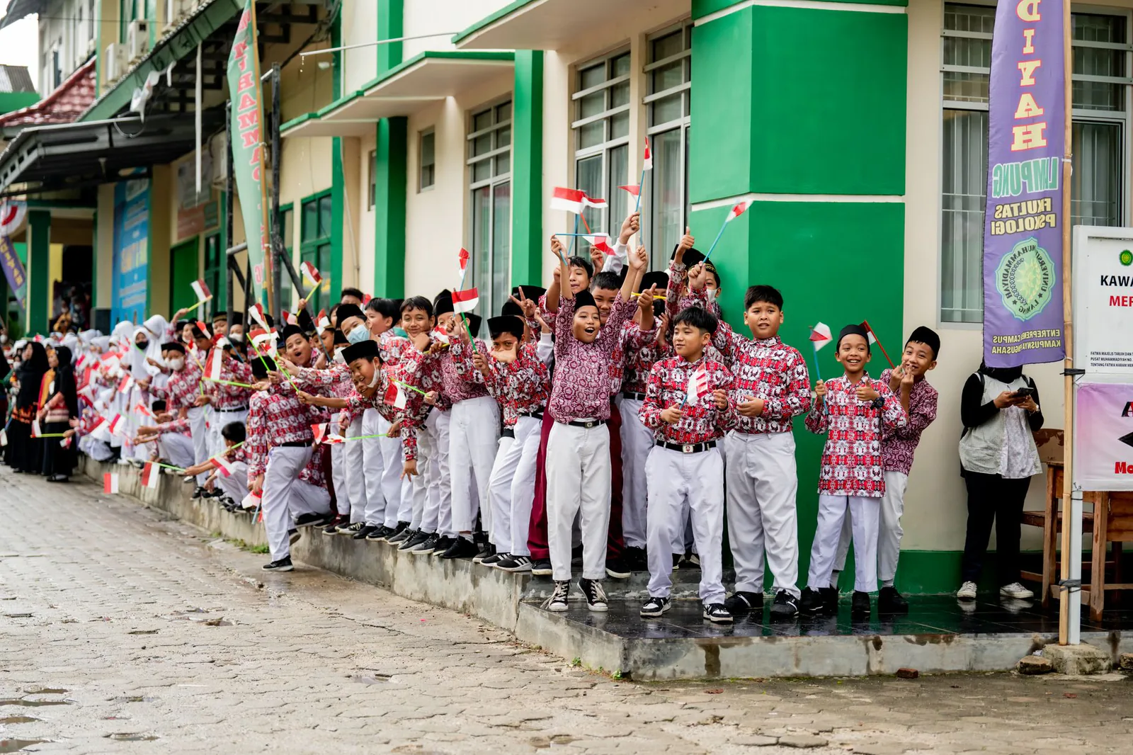 Anak-anak Indonesia mengibarkan bendera saat perayaan