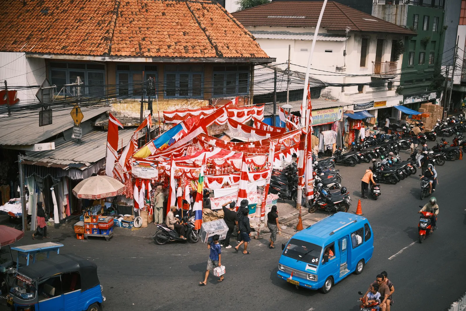 Pasar kaki lima di Jakarta dengan bendera merah putih